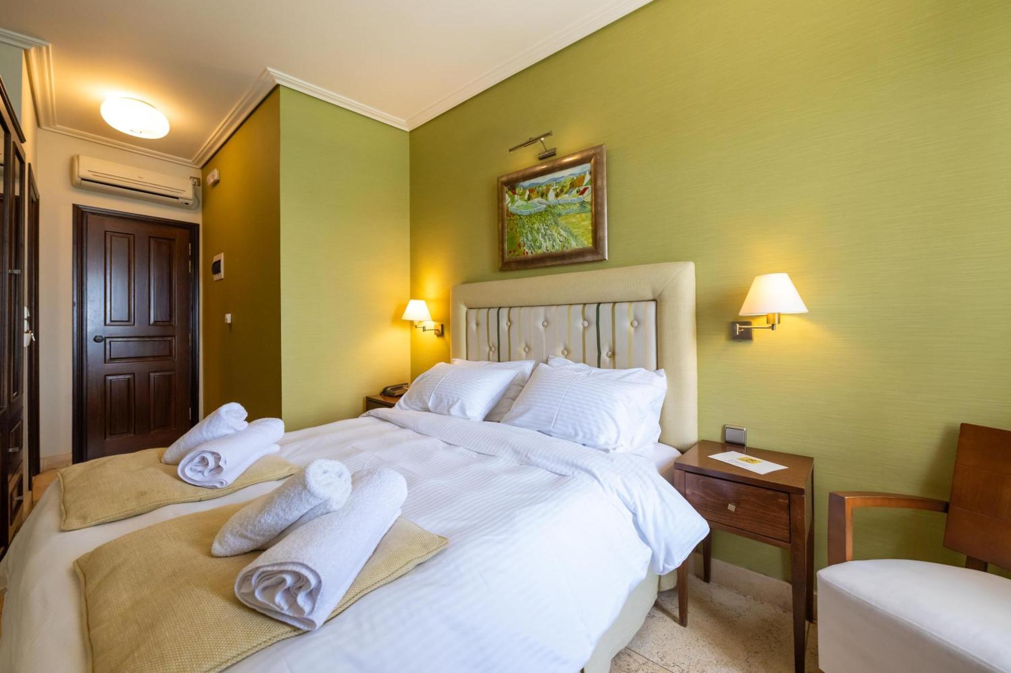 La Boheme Hotel Gíthio Kültér fotó